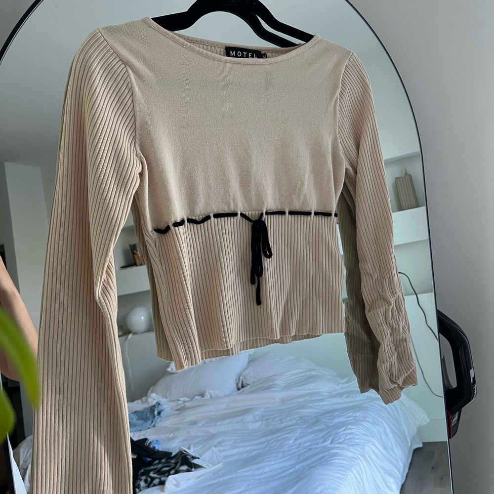 Simple fitted sweater with bow